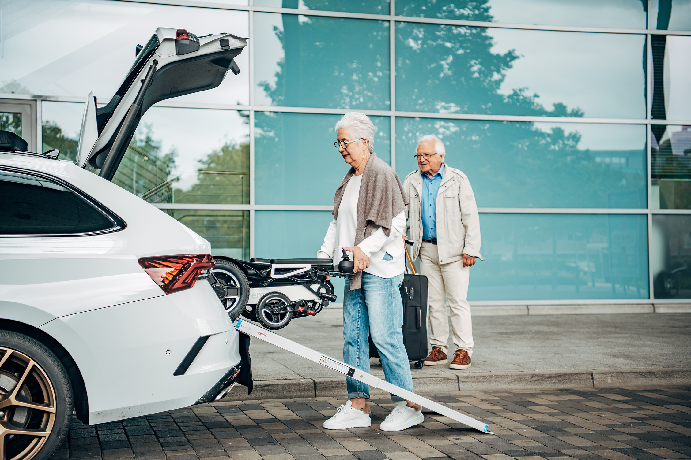 Transport fauteuil roulant aidant