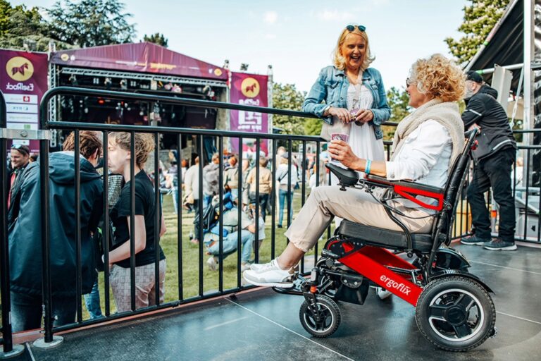 cohésion sociale Fauteuil roulant électrique pliable mobilité relations conversation