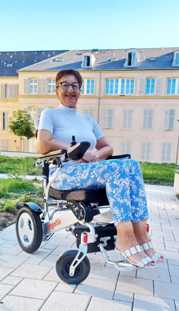 Monqieu VERGNOLE, Présidente de l'association VIVRE AVEC LE SED, utilise un fauteuil roulant ergoflix