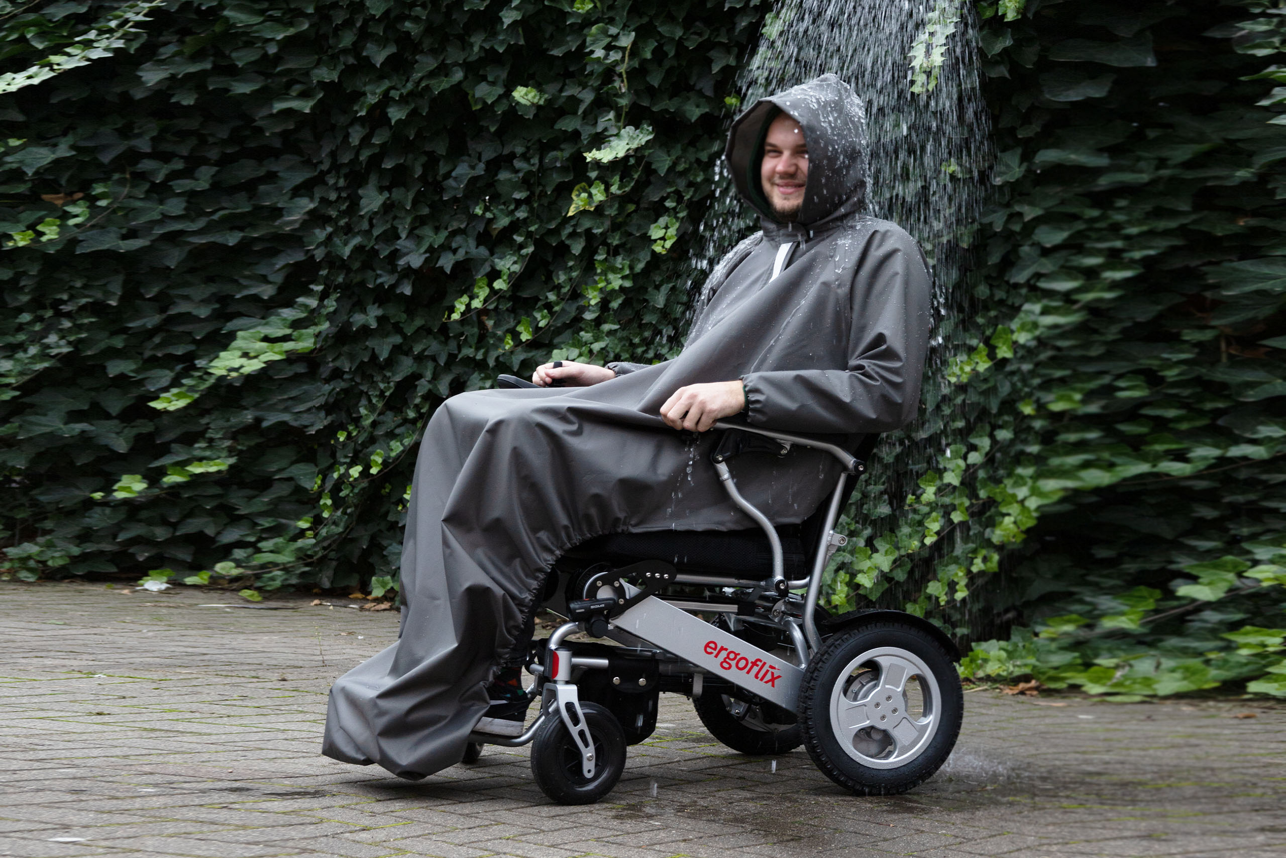 Dieses Bild zeigt einen Rollstuhl-Regencape