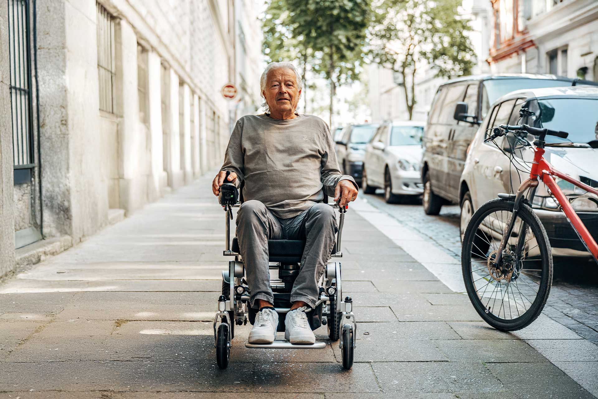 ergoflix-fauteuil-roulant-électrique-pliable-dans-la-circulation-routière