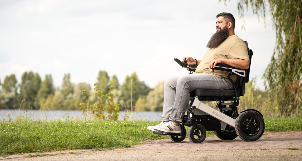 Fauteuil roulant électrique pliable pour personnes fortes